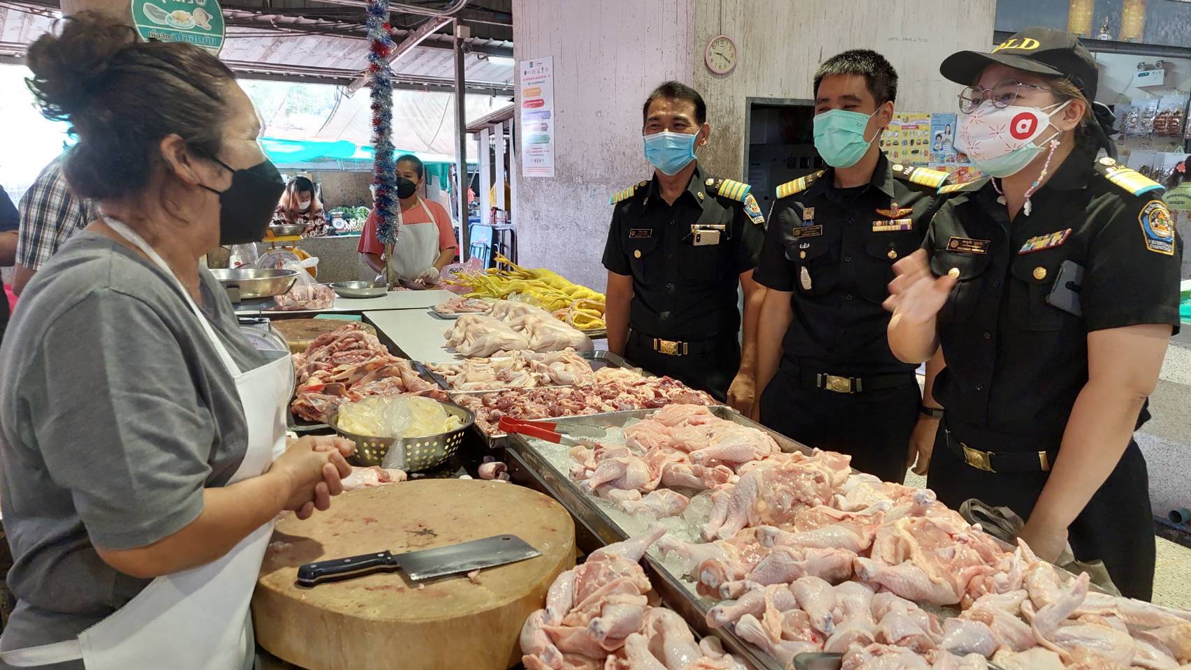 พณ.พังงา คุมเข้มราคาสินค้าอุปโภคบริโภคในตลาด-โรงงานแช่แข็ง 