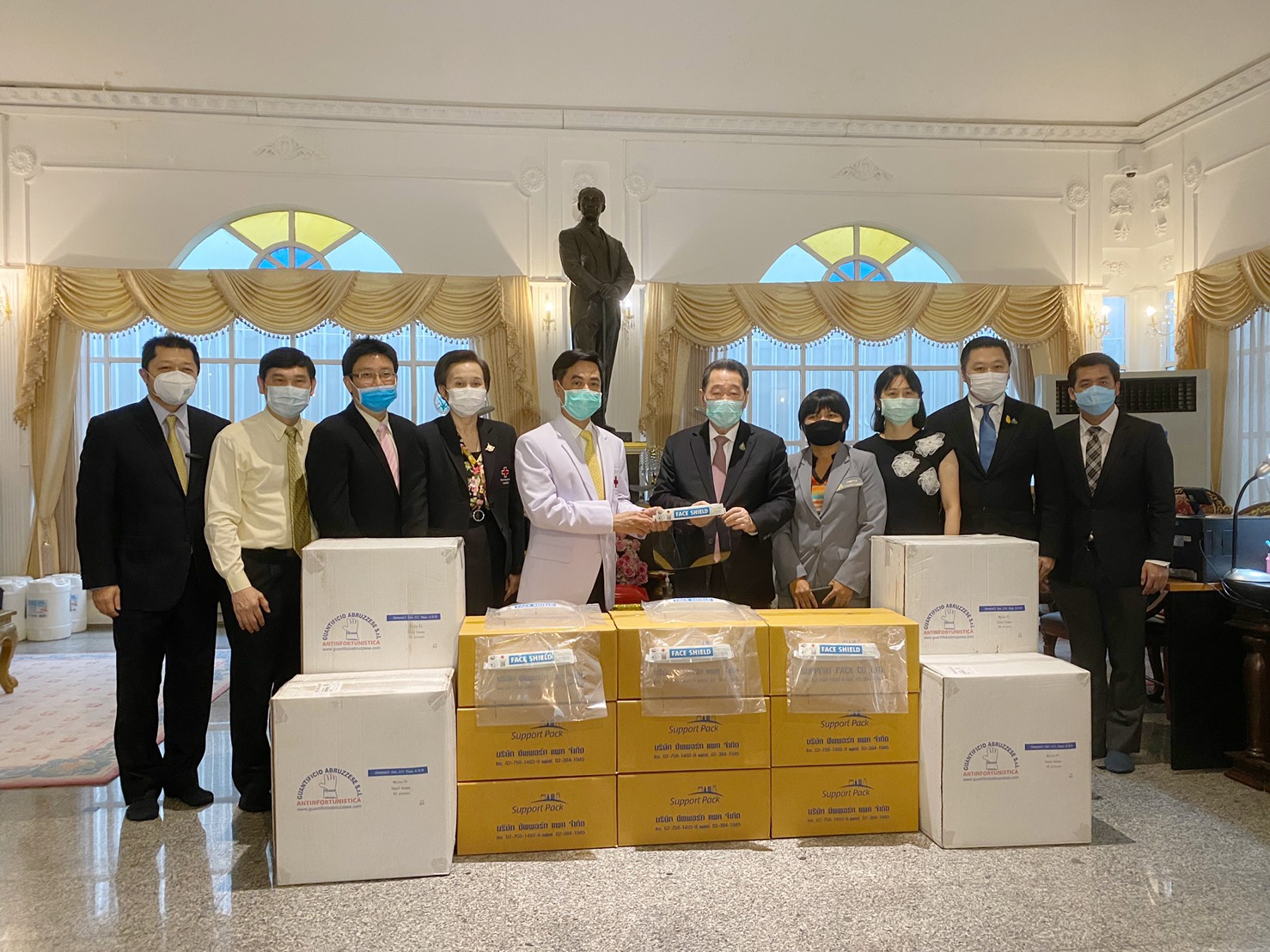 เครือซีพี มอบชุดคลุมป้องกันเชื้อชนิดคลุมทั้งตัว-Face Shield ให้รพ.จุฬาลงกรณ์ สู้กับโควิด-19 