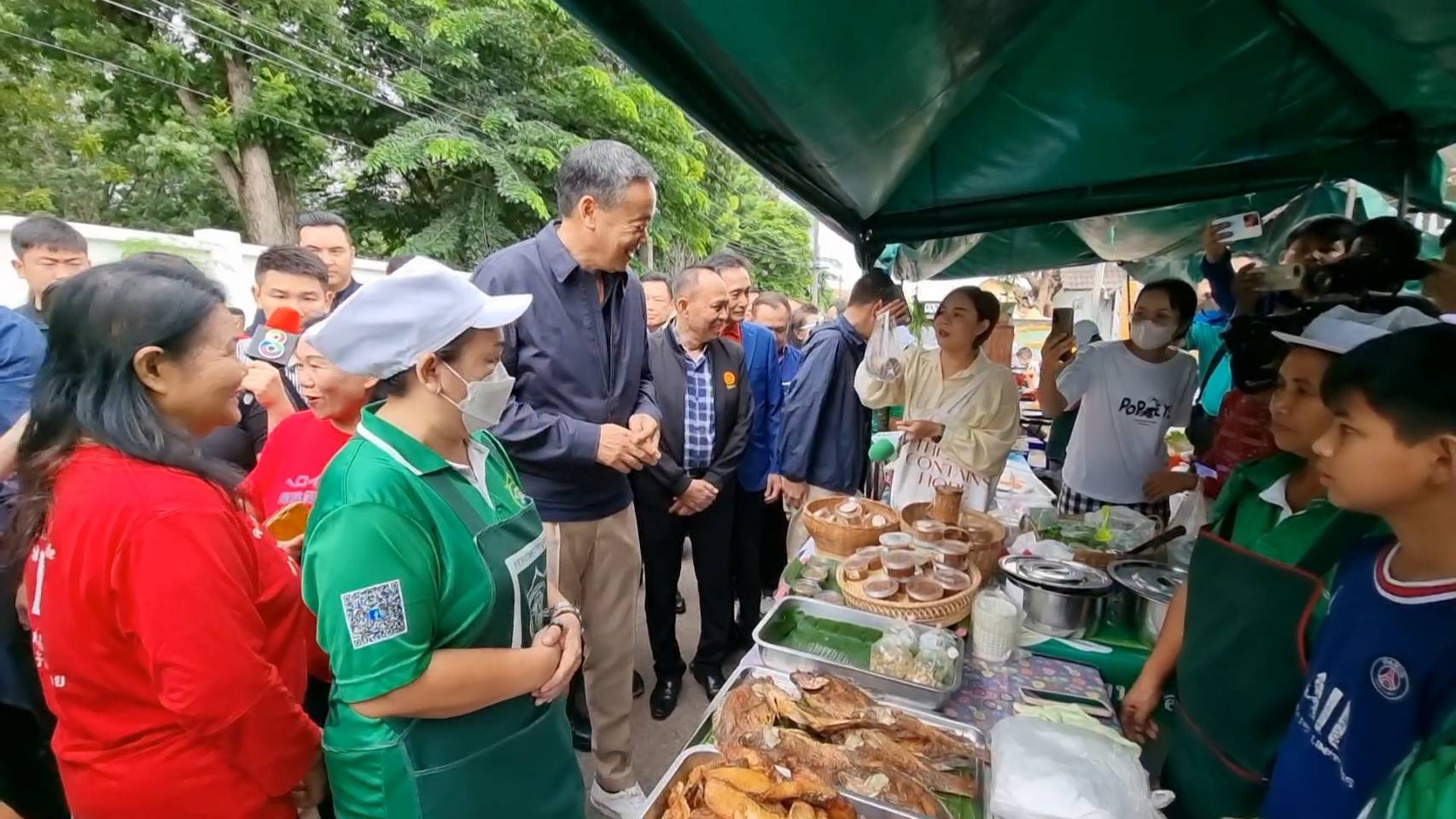 นายกฯเศรษฐาเดินเที่ยวตลาดร่มเขียวกินข้าวจี่พร้อมทักทายปชช.ก่อนนั่งรถไฟไปดูงานหนองคาย
