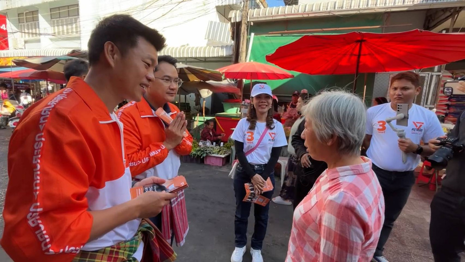 "คนขอนแก่น" ฝาก "เท้ง" ระวังคำพูด ขณะแม่ค้าบางลำภูไล่พ้นตลาด ปมแก้ ม.112–ด้อยค่าทหาร