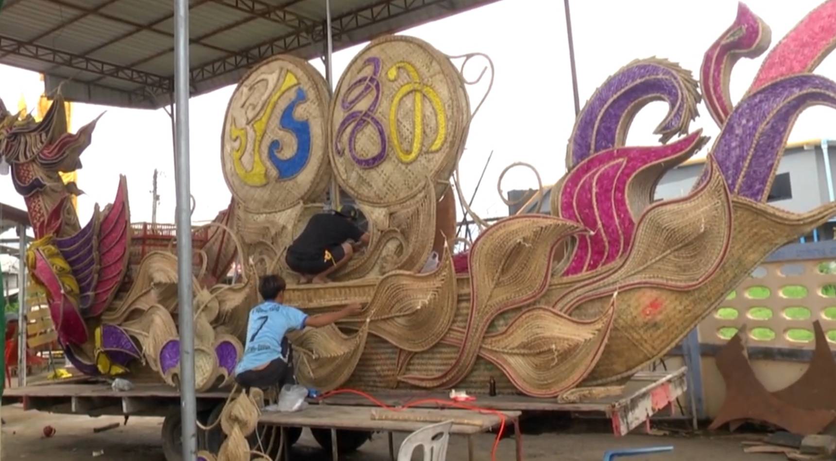 สกลนคร เร่งสร้างเรือไฟบกหนึ่งเดียวในโลก ร่วมแห่งานบุญประเพณีไหลเรือไฟเต่างอย 13 - 17 ก.ย.นี้