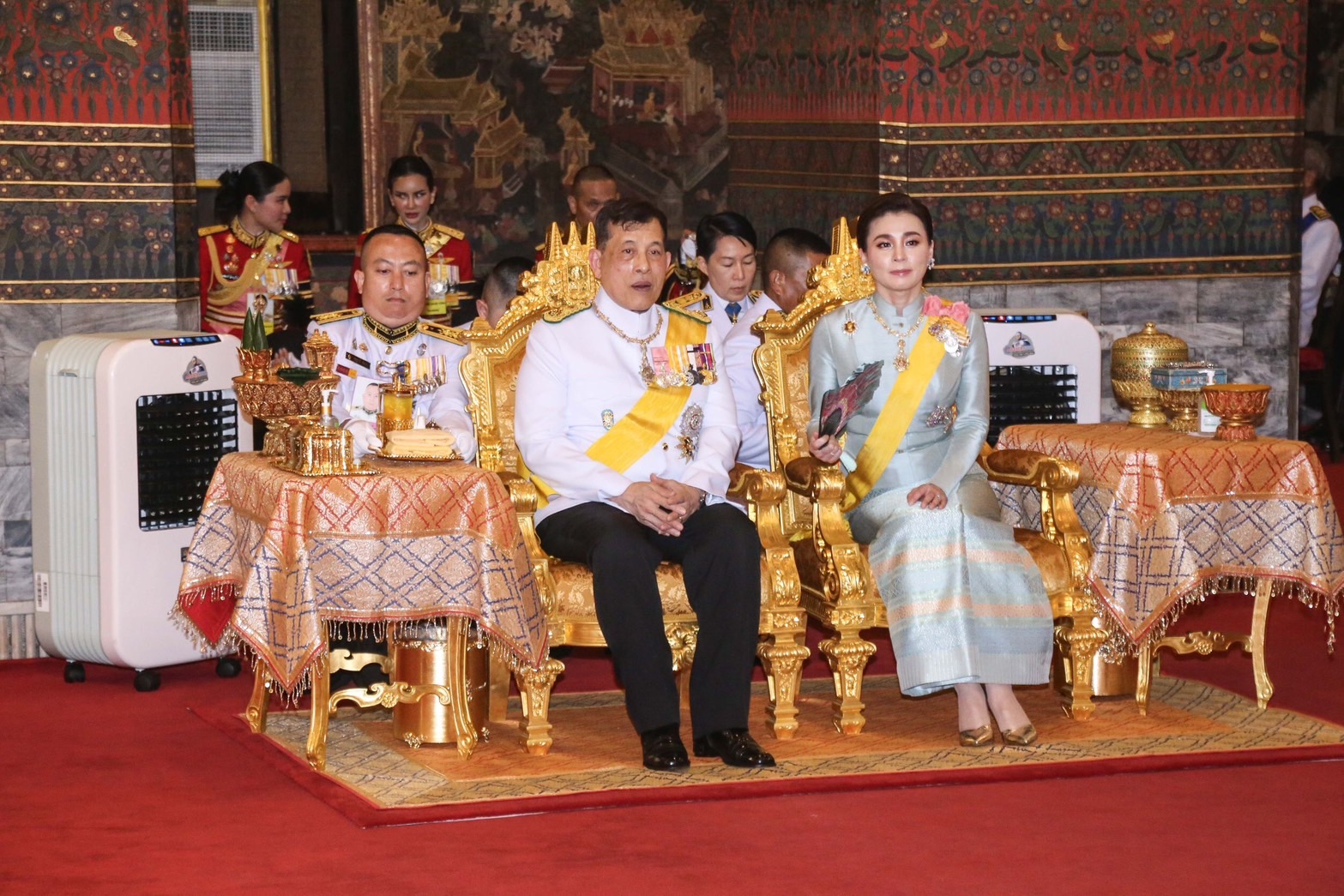 ในหลวง-พระราชินี เสด็จพระราชดำเนินไปในการพระราชพิธีทรงบำเพ็ญพระราชกุศลถวายผ้าพระกฐิน ณ วัดพระเชตุพนวิมลมังคลาราม 