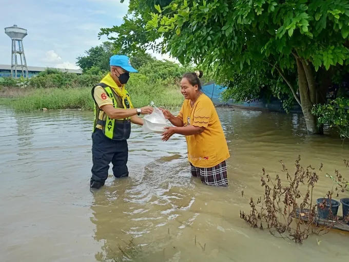 ระทึกจิตอาสาตำรวจทางหลวงโคราชลุยน้ำท่วมสูงเชี่ยวช่วยชาวบ้าน