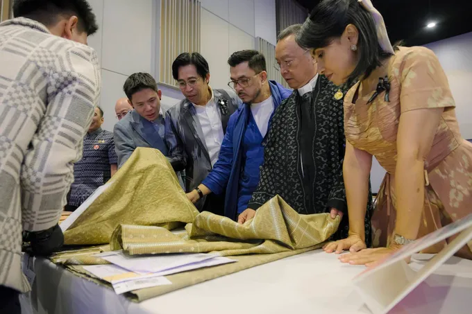 มหาดไทยลงพื้นที่อุดรฯ จัดประกวดสุดยอดผลงานผ้า-งานหัตถกรรม ลายพระราชทาน “ผ้าลายขอสมเด็จฯ - เจ้าฟ้าฯ” และ “ผ้าลายบุปผาบรมราชินีนาถ” รอบภาคตอ.ฉน.