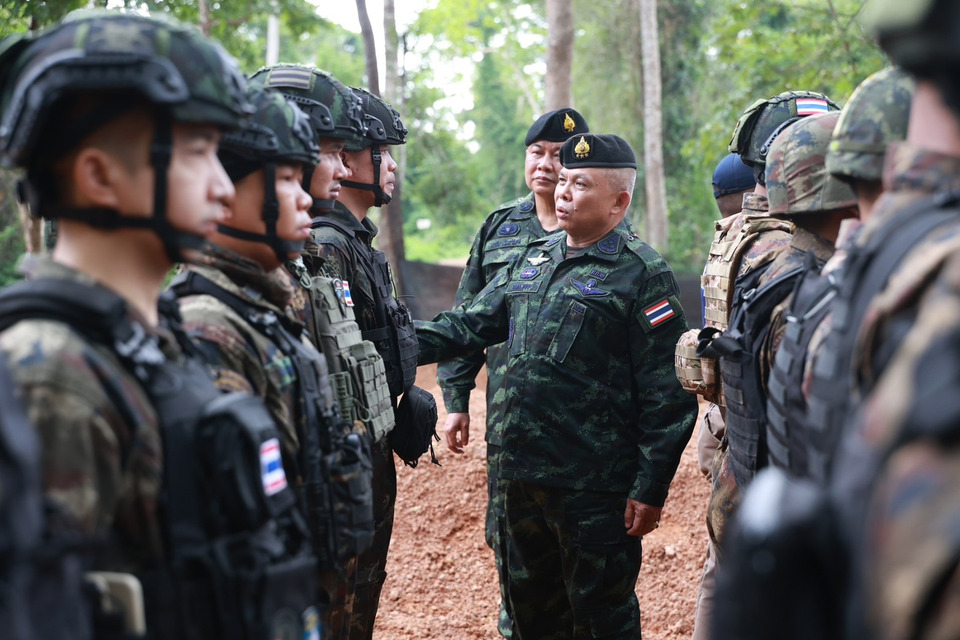 “แม่ทัพภาค 2” จับมือ “แม่ทัพภาค 3” ตรวจแนวชายแดนไทย–กัมพูชา ให้กำลังใจทหารแนวหน้า