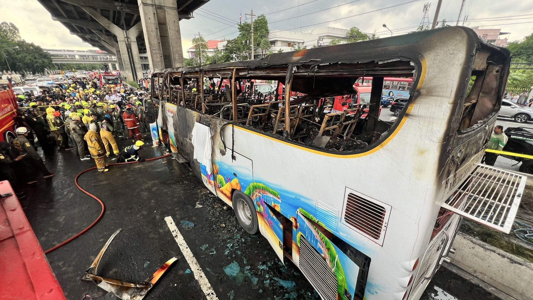 "สุริยะ-มนพร" รุดลงพื้นที่ตรวจสอบไฟไหม้รถบัสนักเรียนเสียชีวิต-บาดเจ็บหลายราย