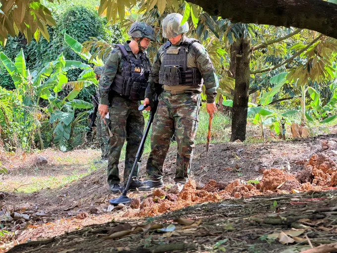 ระทึก! หน่วย EOD ตรวจหลุมระเบิดตราด เจอเขมรยิงปืน ค. ใส่ใกล้แค่ 100 เมตร นักข่าว–ทหารหลบจ้าละหวั่น
