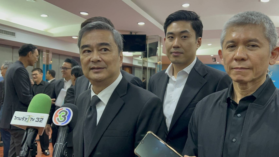 ”อภิสิทธิ์“ เตือนรบ.อย่าวางใจ "กัมพูชา" แม้ลงนามสันติภาพต่อหน้า "ทรัมป์"