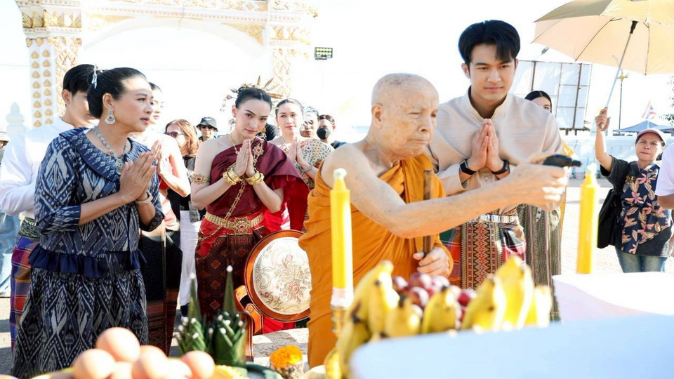 กบ-ปภัสรา ถือฤกษ์ดี บวงสรวงเปิดกล้องละคร “บ้านนางรำ” ณ วัดพระธาตุท่าอุเทน