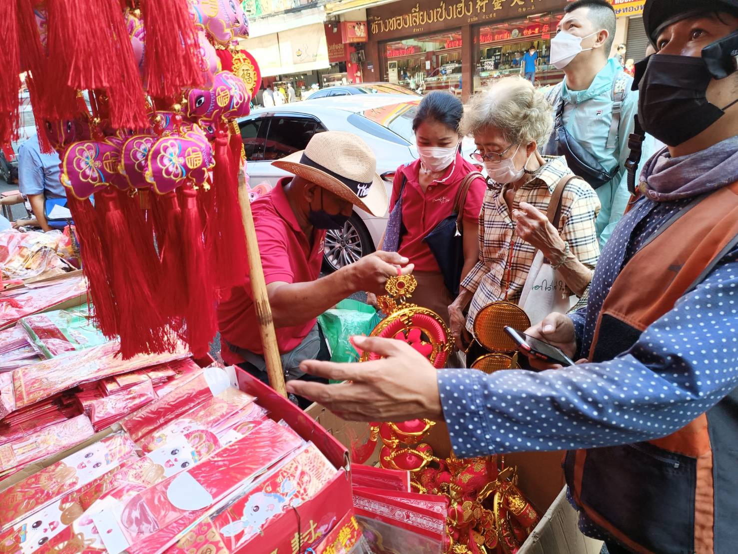 ชาวไทยเชื้อสายจีนซื้อของไหว้วันตรุษจีนคึกคัก