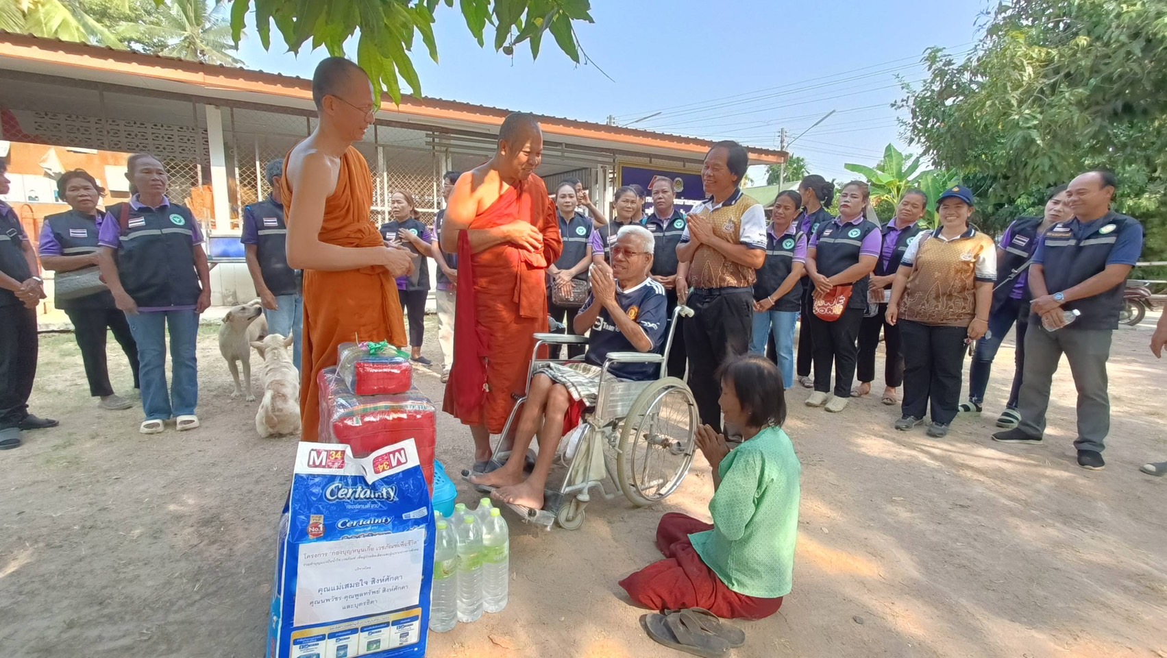 พระครูวัดศิริพงษ์ธรรมนิมิตสร้างมิติใหม่มอบยาผู้ป่วยติดเตียงถึงบ้านในจังหวัดศรีสะเกษพร้อมสวดมนต์ให้พร