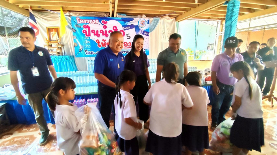 สื่อมวลชนเพชรบูรณ์จัด “ปั่นน้ำใจให้น้อง” มอบทุนการศึกษา 38 ทุน อุปกรณ์กีฬา เนื่องในวันนักข่าว