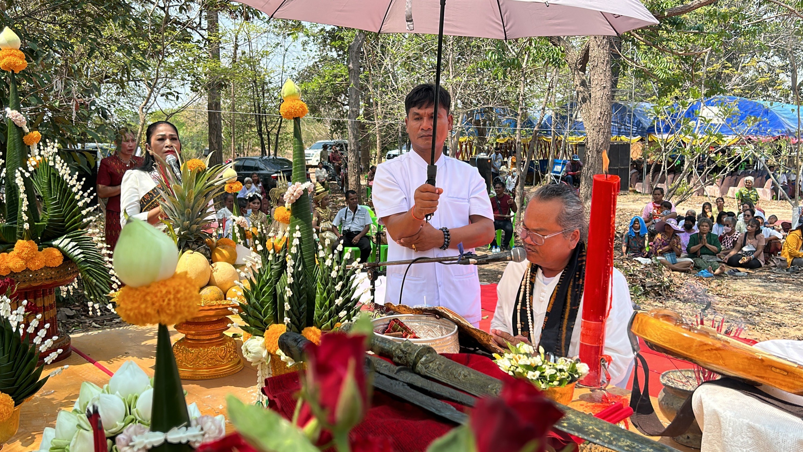 สุรินทร์จัดรำบวงสรวงถวาย"ท้าวเวสสุวรรณ" ปลุกเสกข้าวแจกชาวบ้าน ในประเพณีทำบุญกองข้าวใหญ่  
