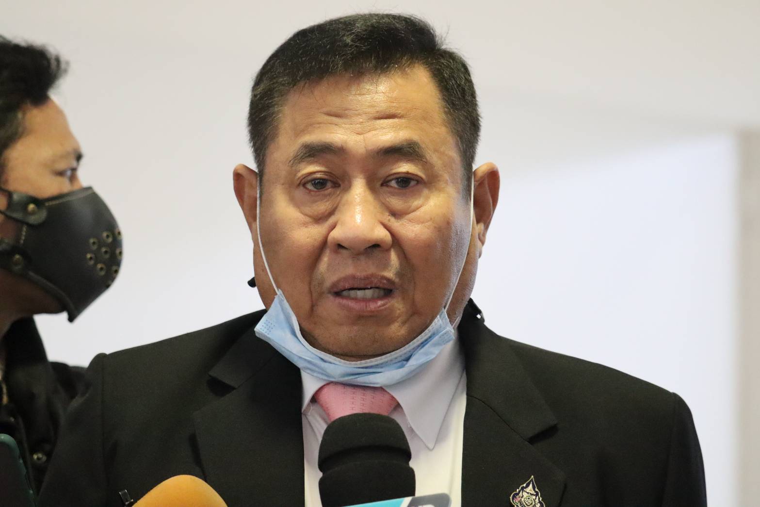 "ณฐพร" ยื่น "กกต." ยุบพรรคก้าวไกล ชี้การประกันตัวม็อบ-แก้ ม.112 เป็นพฤติกรรมปฏิปักษ์ต่อการปกครอง