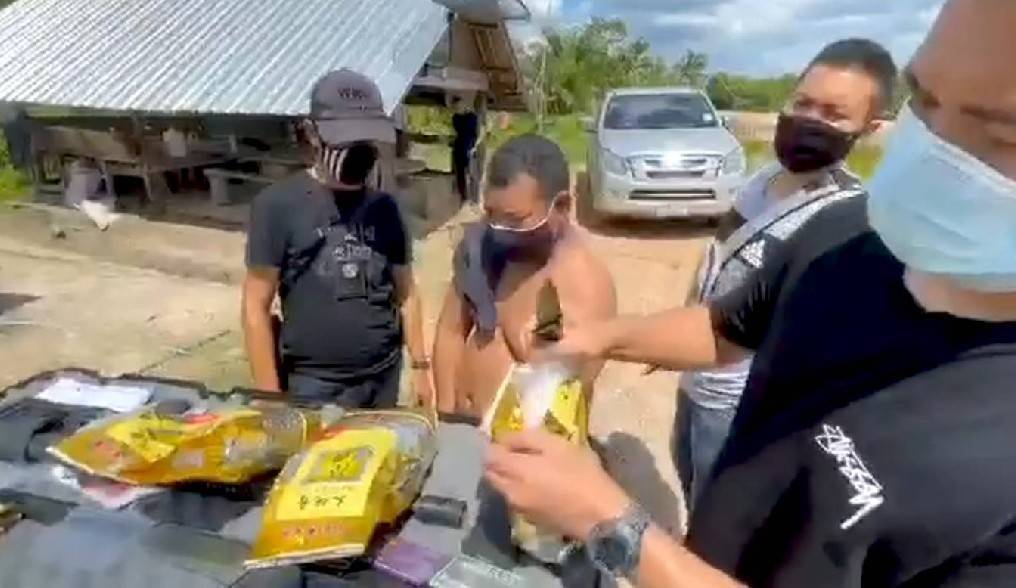  ตร.คลองท่อม บุกรวบอดีตทหารพราน  พบระเบิดและอาวุธปืน-ยึดยาบ้า ยาไอซ์กว่า 4 กก.
