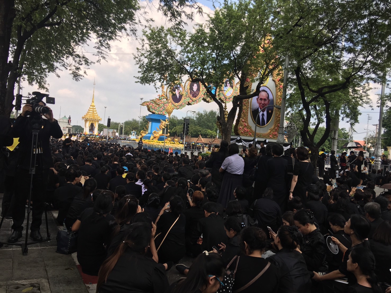 พสกนิกรปักหลักแน่นรอถวายดอกไม้จันทน์นับหมื่น ณ พระลานพระราชวังดุสิต
