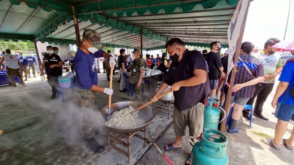 มูลนิธิอาสาเพื่อนพึ่ง (ภาฯ) ยามยาก จัดตั้งโรงครัวพระราชทานช่วยผู้ประสบน้ำท่วมพื้นที่ ต.ทับมา 