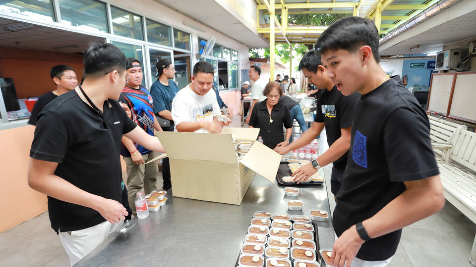 “เต๋า ศุภชัย” อดีต ส.ส.ปทุมฯ นำทีมเลี้ยงอาหารเด็กพิการบ้านนนทภูมิ ถวายเป็นพระราชกุศลแด่พระพันปีหลวง 
