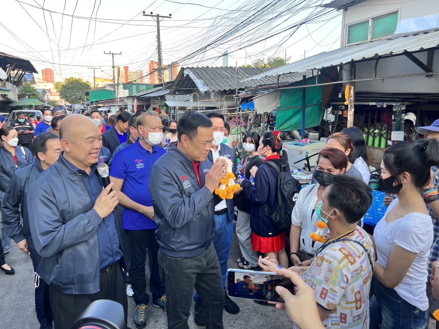 ลุย กทม.แล้ว ! "อนุทิน" ลงพื้นที่ ชุมชนโรงปูน ช่วย "ประเดิมชัย" ชูสโลแกน "พูดแล้วทำ"