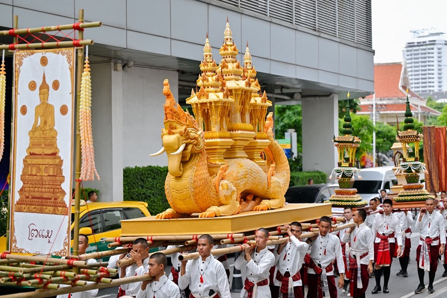 สืบสานฮีตถวายปราสาทผึ้ง วัฒนธรรมอีสานล้านช้างใจกลางกรุงฯ วัดปทุมวนาราม