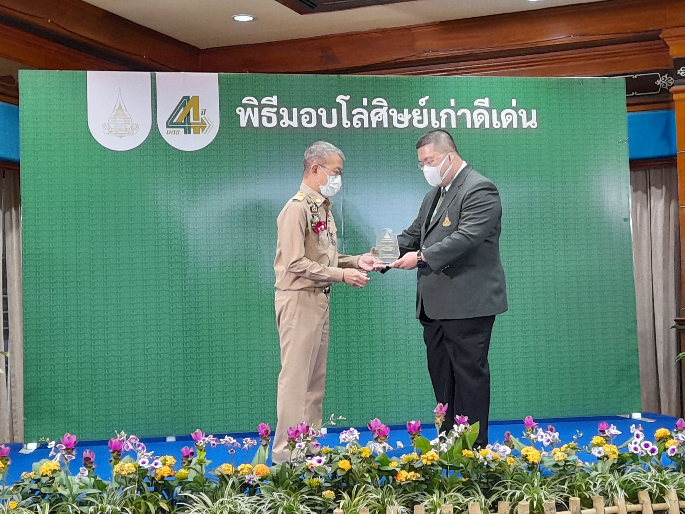 ผู้ว่าฯปู รับมอบรางวัลศิษย์เก่าดีเด่น ด้านทำคุณประโยชน์แก่สังคมและสถาบัน จากอธิการบดีมหาวิทยาลัยสุโขทัยธรรมาธิราช 