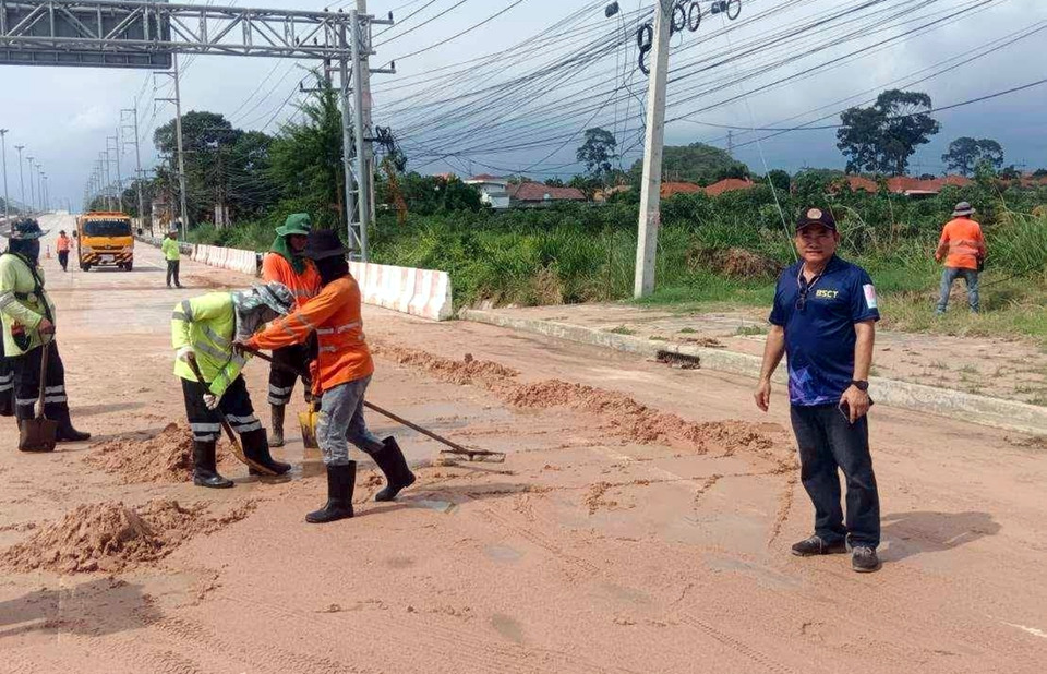 บางเสร่เร่งเคลียร์ตะกอนทรายถนนหลังฝนตกหนัก คืนผิวจราจรปลอดภัยประชาชน