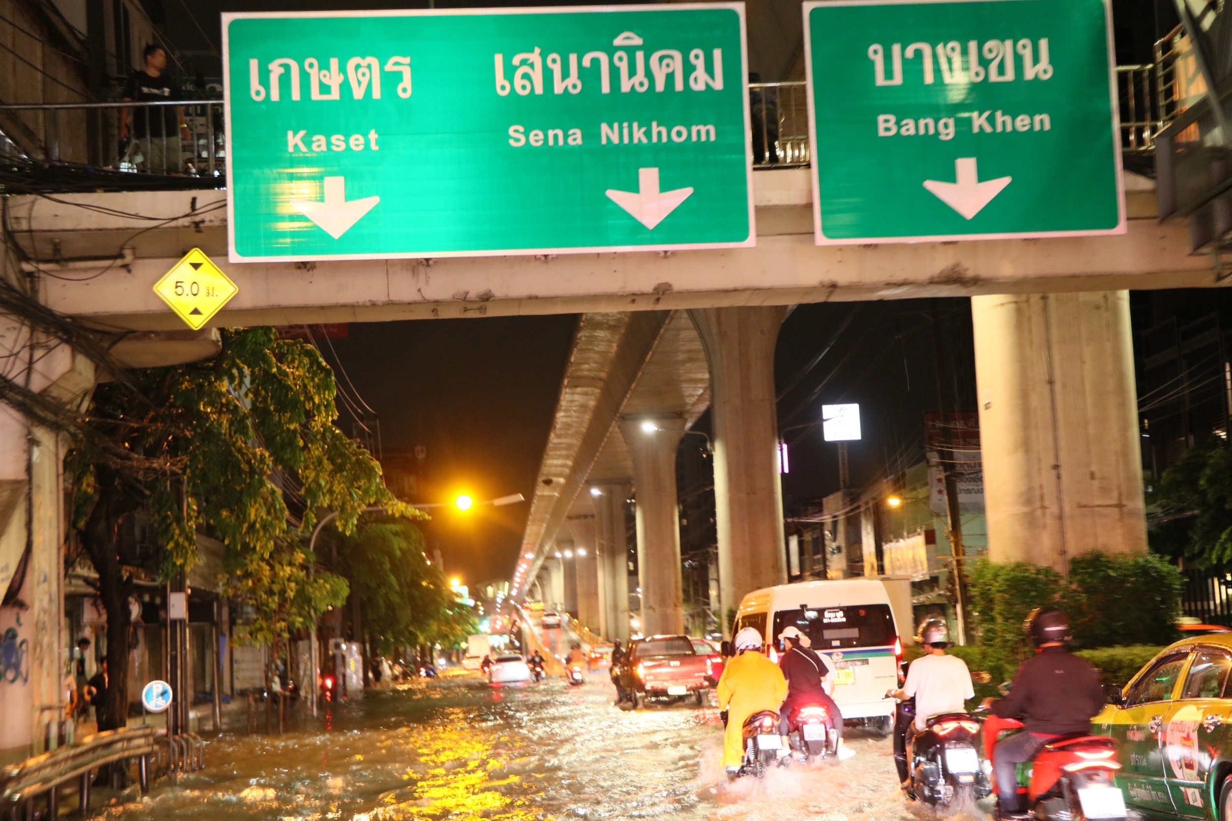 ฝนถล่มหนักทั้งคืน ทำกรุงเทพฯน้ำท่วมขังหลายพื้นที่