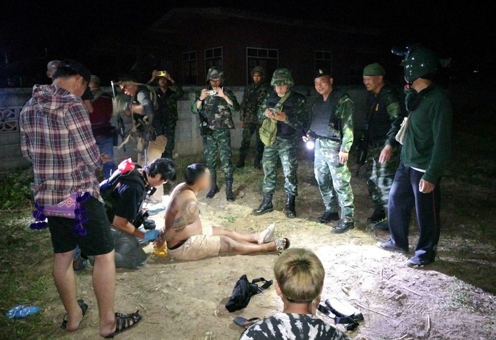 ผาเมือง สนธิกำลังหน่วยปราบยาเสพติดอำเภอฝาง สกัดจับ 2 ผู้ต้องหา พร้อมยาบ้า 9 แสนเม็ด 