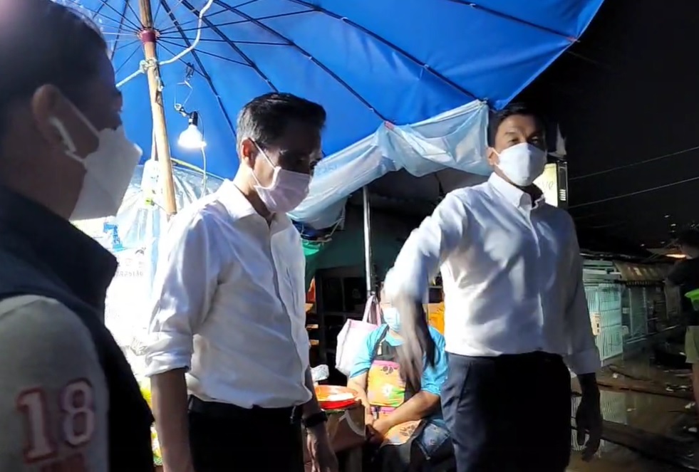 'ชัชชาติ'ลงพื้นที่เยี่ยมชุมชนวัดเทวราชกุญชรหลังแม่น้ำเจ้าพระยาเอ่อล้นท่วมบ้านเรือน