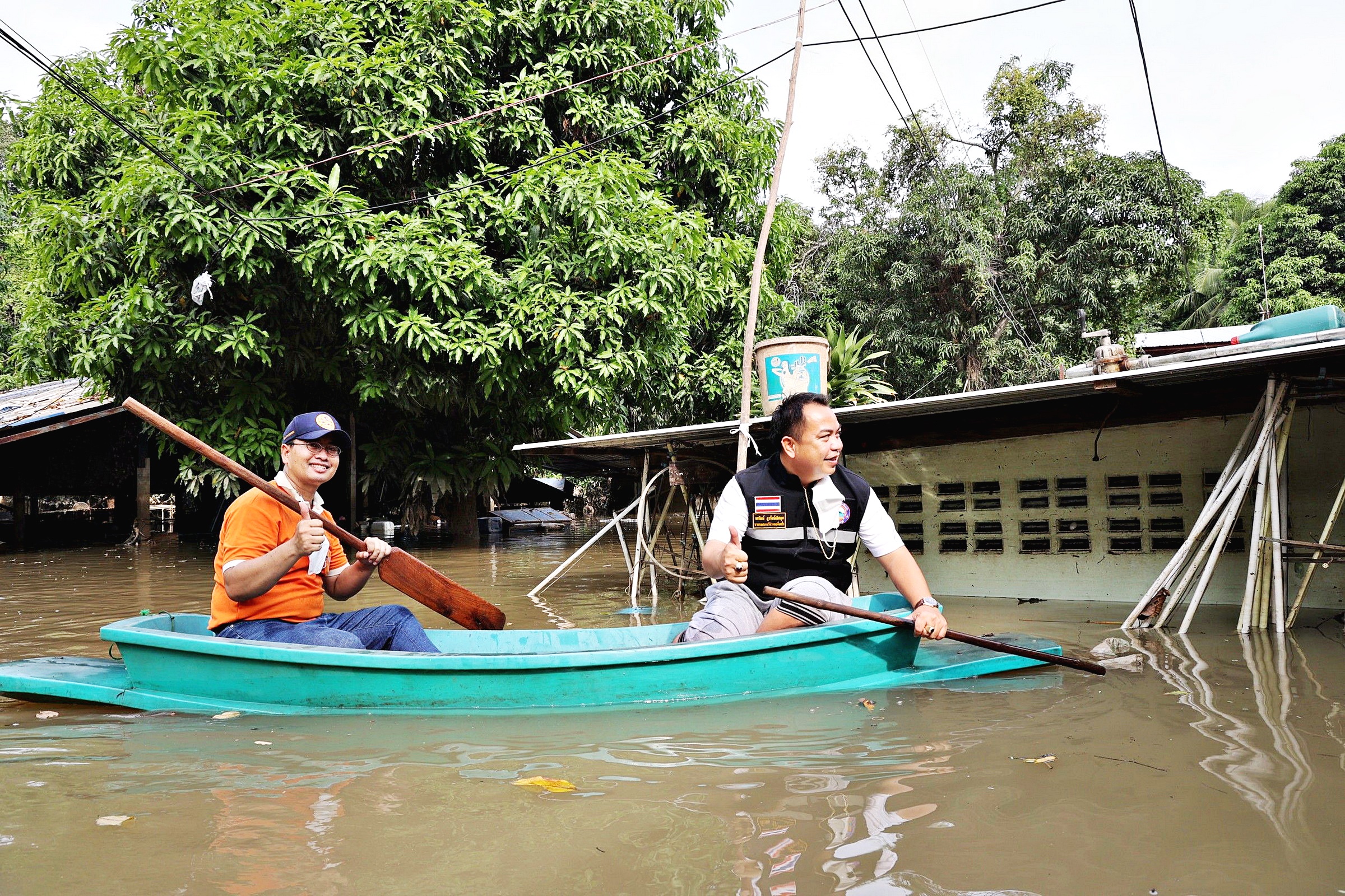 บ้านไผ่วิกฤติน้ำท่วมสูง 2 ม. ชาวสัตหีบ ล่องเรือเร่งนำถุงยังชีพ ช่วยเหลือด่วน