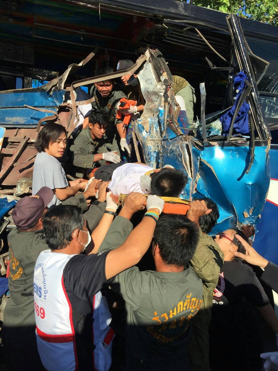 เกิดอุบัติเหตุสิบล้อชนท้ายรถโดยสารรับส่งนร.ที่ชัยนาทเจ็บระนาว  เบื้องต้นพบประกันพรบ.ฯไว้กับวิริยะ-อาคเนย์ฯ
