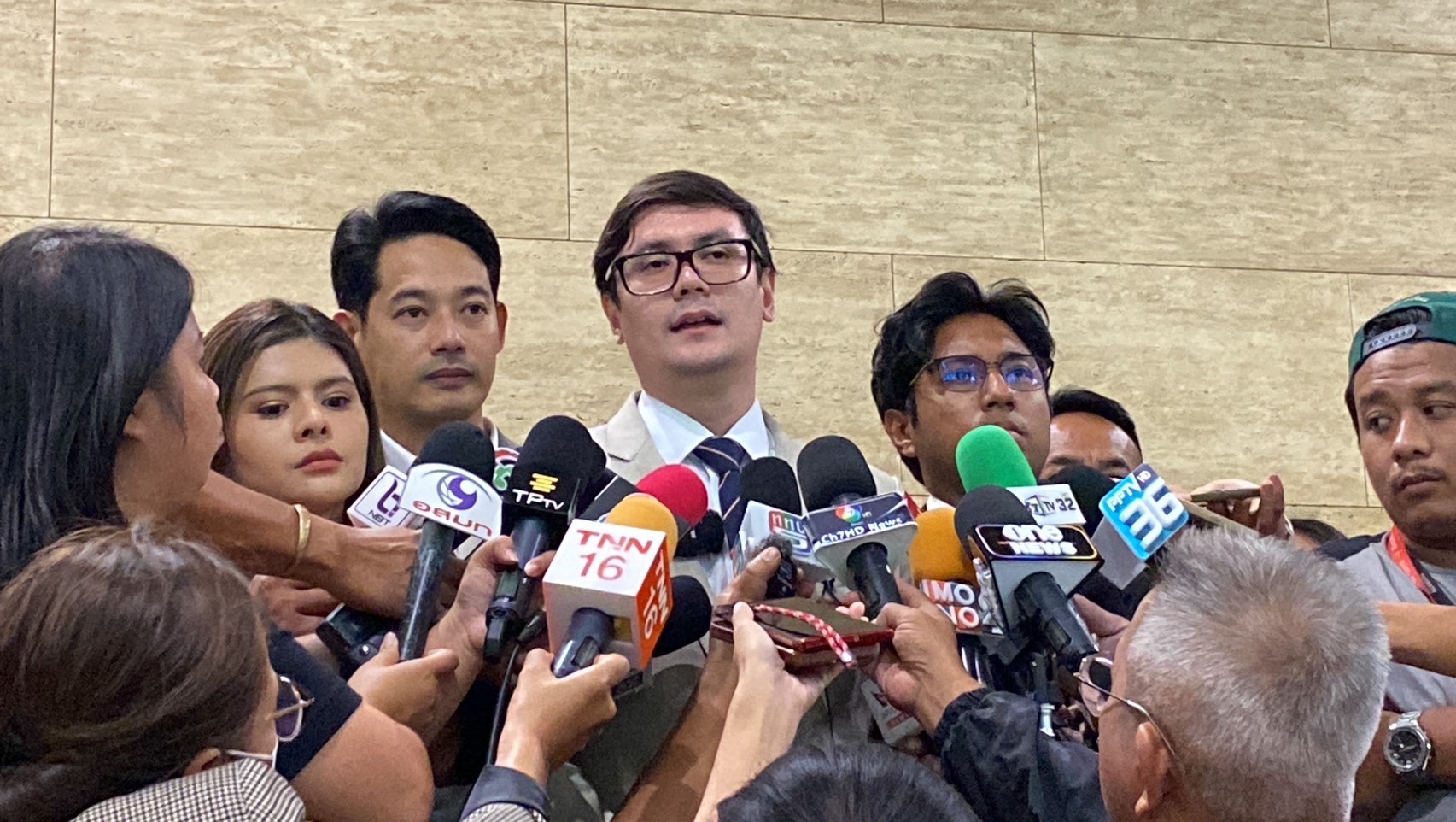 “โรม” ชี้ปม “ก้าวไกล” ถูกร้องล้มล้างการปกครอง โดนกลั่นแกล้งโดยใช้นิติสงคราม เหตุชนะเลือกตั้ง ไม่กังวลยุบพรรค หลัง “ศาลรธน.” ขยายเวลา 30 วัน