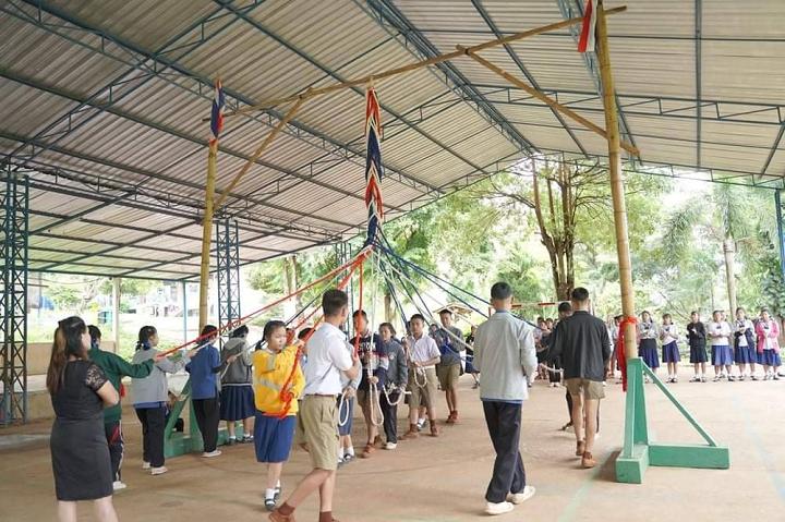 “รร.บ้านขุนห้วยแม่ท้อ” สืบสานวัฒนธรรมปกาเกอะญอ “ระบำเกลียวเชือก”