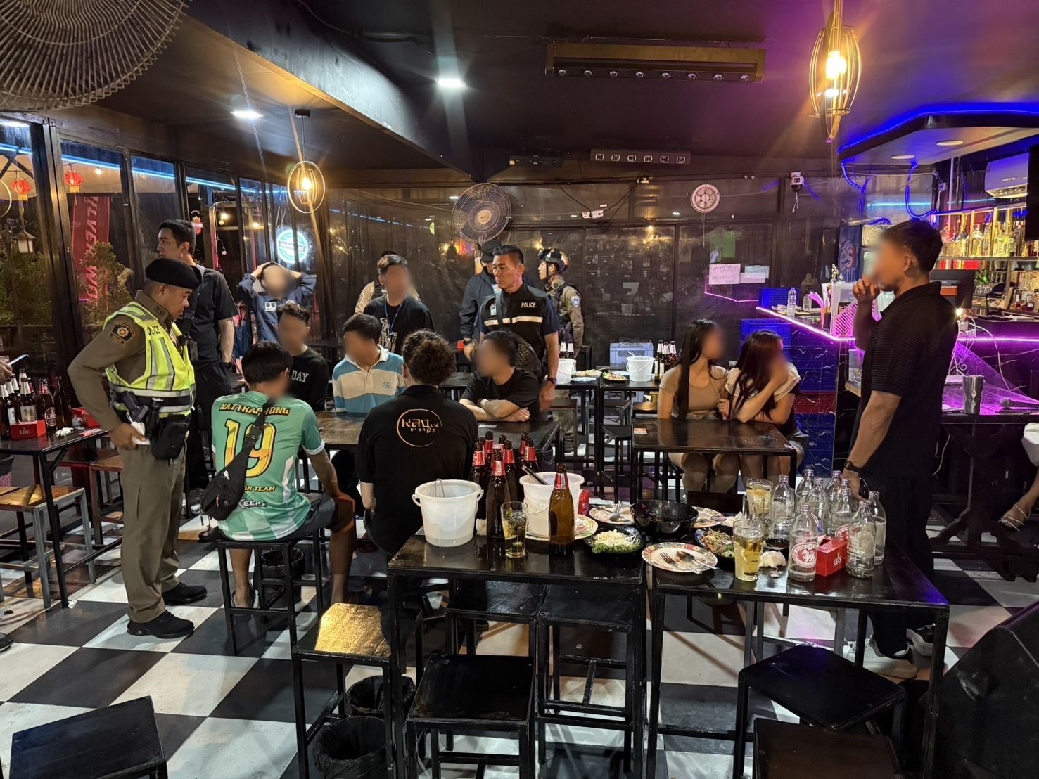 ดส. รวบสาววัย 38 ผู้ดูแลสถานบริการชื่อดัง ลอบนำเด็ก 16 มานั่งดริ้งบริการลูกค้า กินค่าดื่มละ 50 บาท