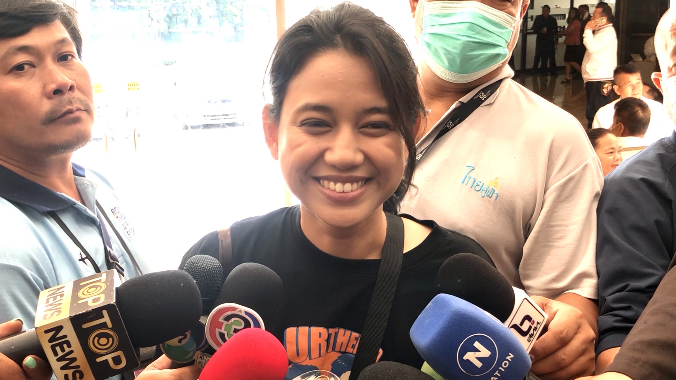 “น้องมายด์” ยันมาฐานะสื่อ ถามจุดยืน พปชร. ปมรธน.ปี 60-นิรโทษกรรม ชี้เป็นหมุดหมายที่ดี “ลุงป้อม” ให้พบ