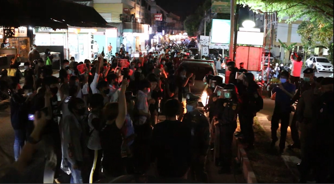 คณะราษฎรขอนแก่น ปิดถนนเดินขบวนประณามการสลายการชุมนุม พยายามบุก สภ.ย่อย มข. 