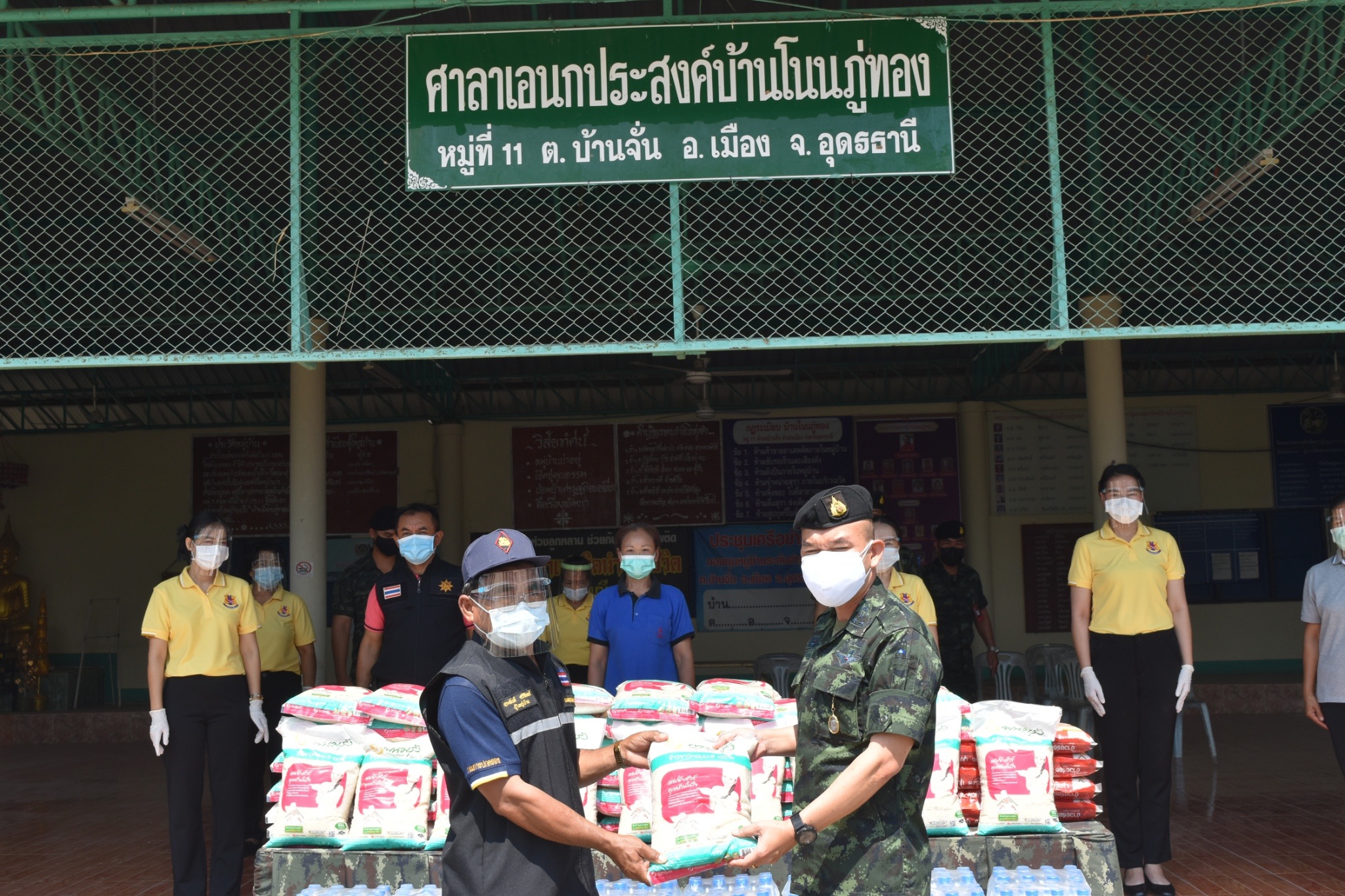 กรมทหารราบที่ 13 นำข้าวที่รับมอบจากภาคเอกชนแจกประชาชน และกำลังพล และจัดซื้อปลานิลช่วยเหลือเกษตรกร
