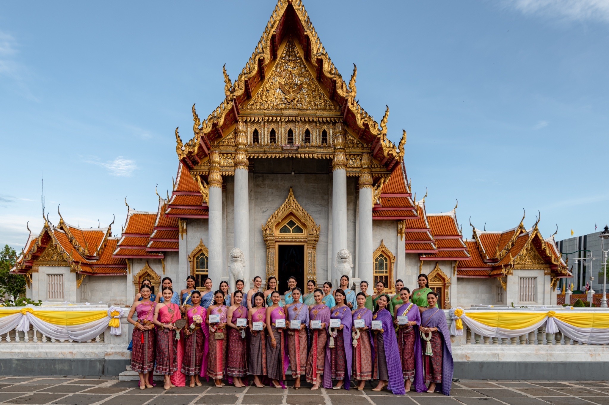  เอาฤกษ์เอาชัย! 30 สาวงาม MUT2022 สวยสง่าห่มสไบสวมชุดไทยไปทำบุญ