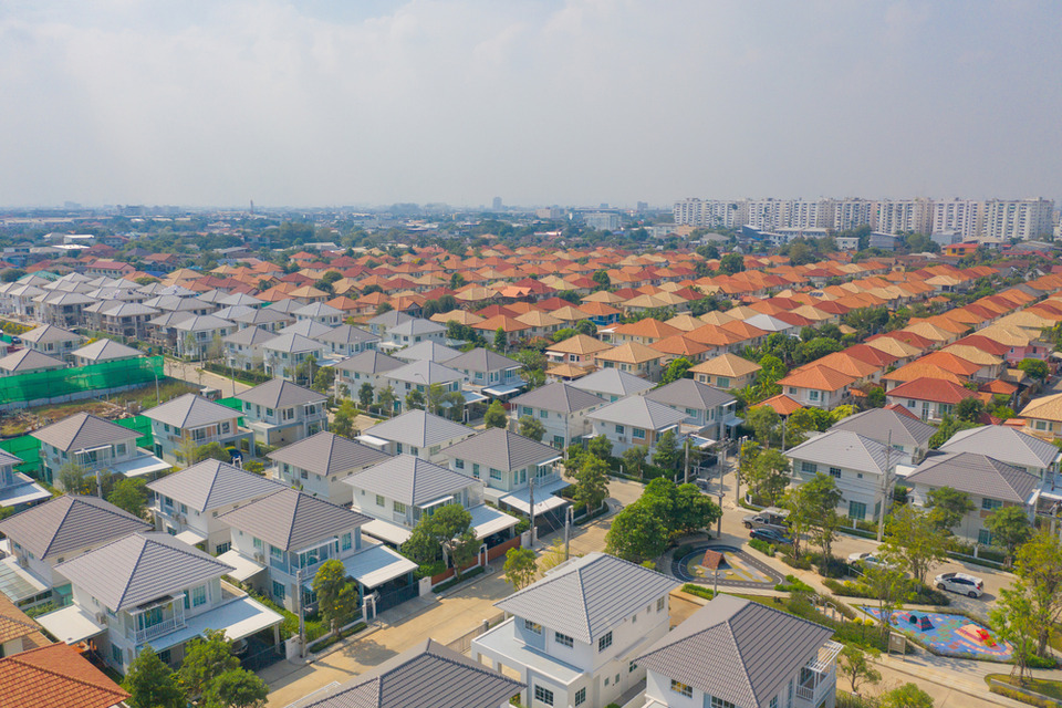 รวมทำเลน่าซื้อบ้านรอบกรุงเทพฯ บ้านกว้าง เดินทางง่าย ในราคาคุ้มค่า