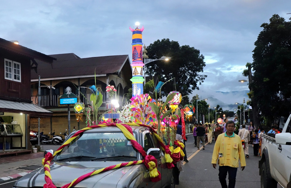 แม่ฮ่องสอนคึกคัก! แห่ต้นเกี๊ยะปอยเหลินสิบเอ็ด สืบสานประเพณีไทใหญ่ปิดเทศกาลออกพรรษา