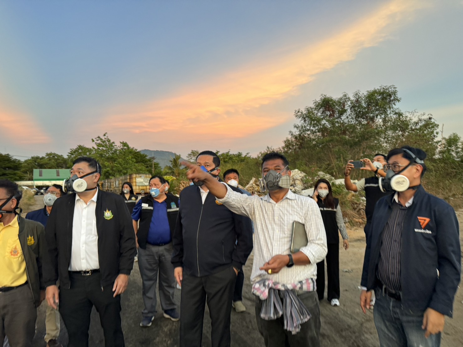 ผช.รมว.กระทรวงทรัพยากรธรรมชาติและสิ่งแวดล้อมลงพื้นที่ติดตามคุณภาพอากาศโดยรอบโรงงานเก็บกากสารเคมีที่ไฟไหม้ 