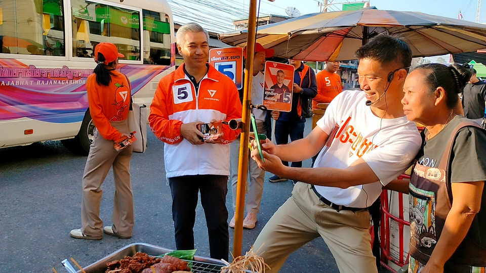 “ธนาธร” บุกแปดริ้ว ขอเลือกทั้งคนทั้งพรรค ลุยตลาดหาเสียง FC รุมล้อมเซลฟี่ท่าตักแตนสุดเป็นกันเอง