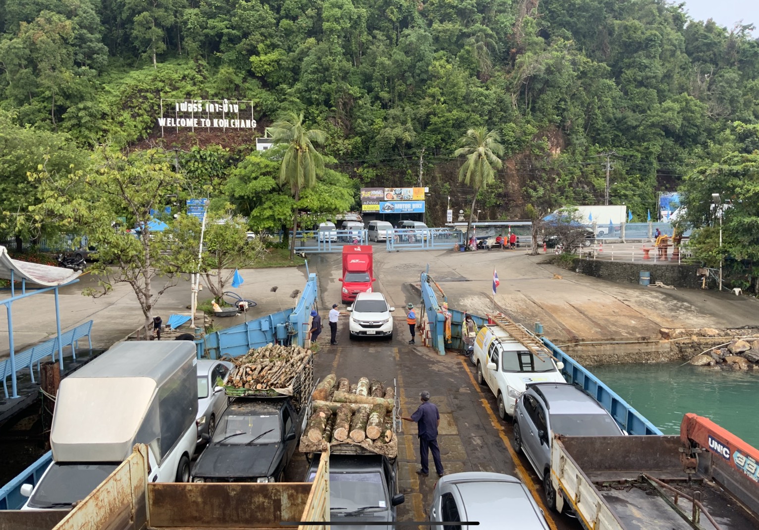 เทศบาลตำบลเกาะช้าง เร่งแก้ไขปัญหารถยนต์รอลงเรือเฟอร์รี่และความปลอดภัยของนทท.ช่วงวันหยุด