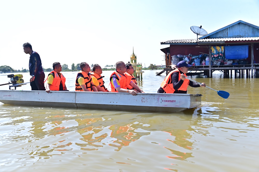 รองผู้ว่าฯนครปฐม ลงพื้นที่มอบสิ่งของช่วยเหลือผู้ประสบอุทกภัยในพื้นที่ ต.บางหลวง อ.บางเลน
