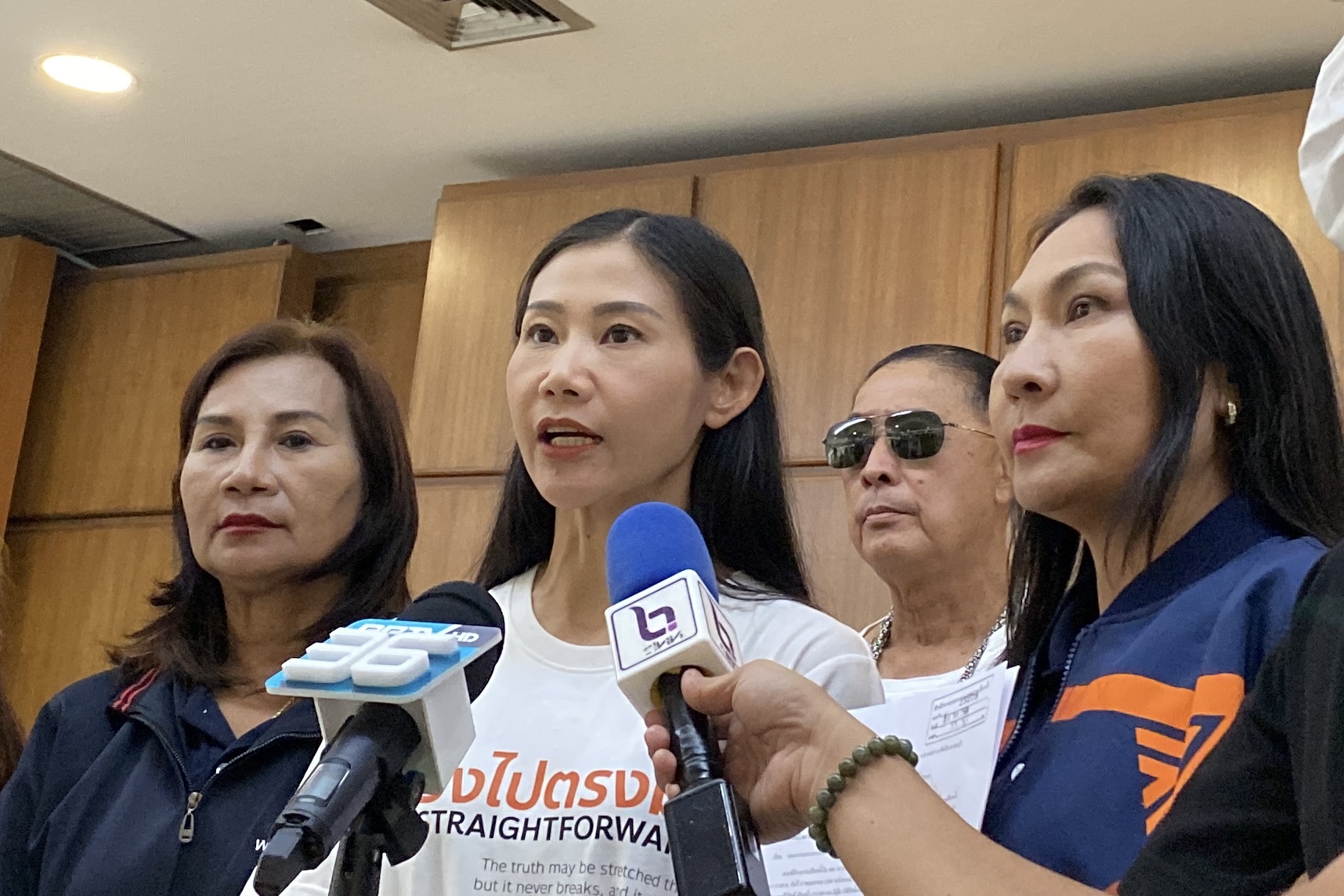 "เบญจา" พาผู้สมัครก้าวไกล ชลบุรีเขต10 ร้อง “กกต.” ขอเลือกตั้งใหม่ เหตุนับคะแนนช้า-ลงบัตรเสียผิด