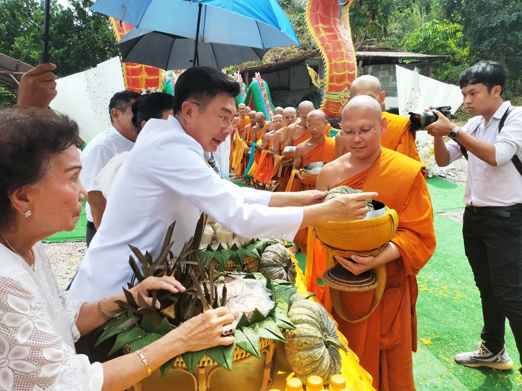 อบต.ช่องสาริกา นำพุทธศาสนิกชนนับพัน ร่วมตักบาตรเทโวเนื่องในวันออกพรรษา