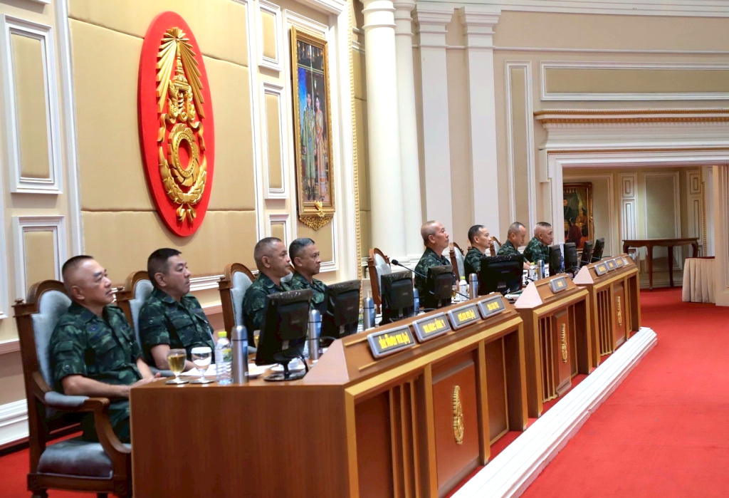 ผบ.ทบ.ถกหน่วยขึ้นตรง รับฟังสถานการณ์ชายแดนไทย-กัมพูชา ย้ำยืนหยัดทำหน้าที่เพื่อชาติ