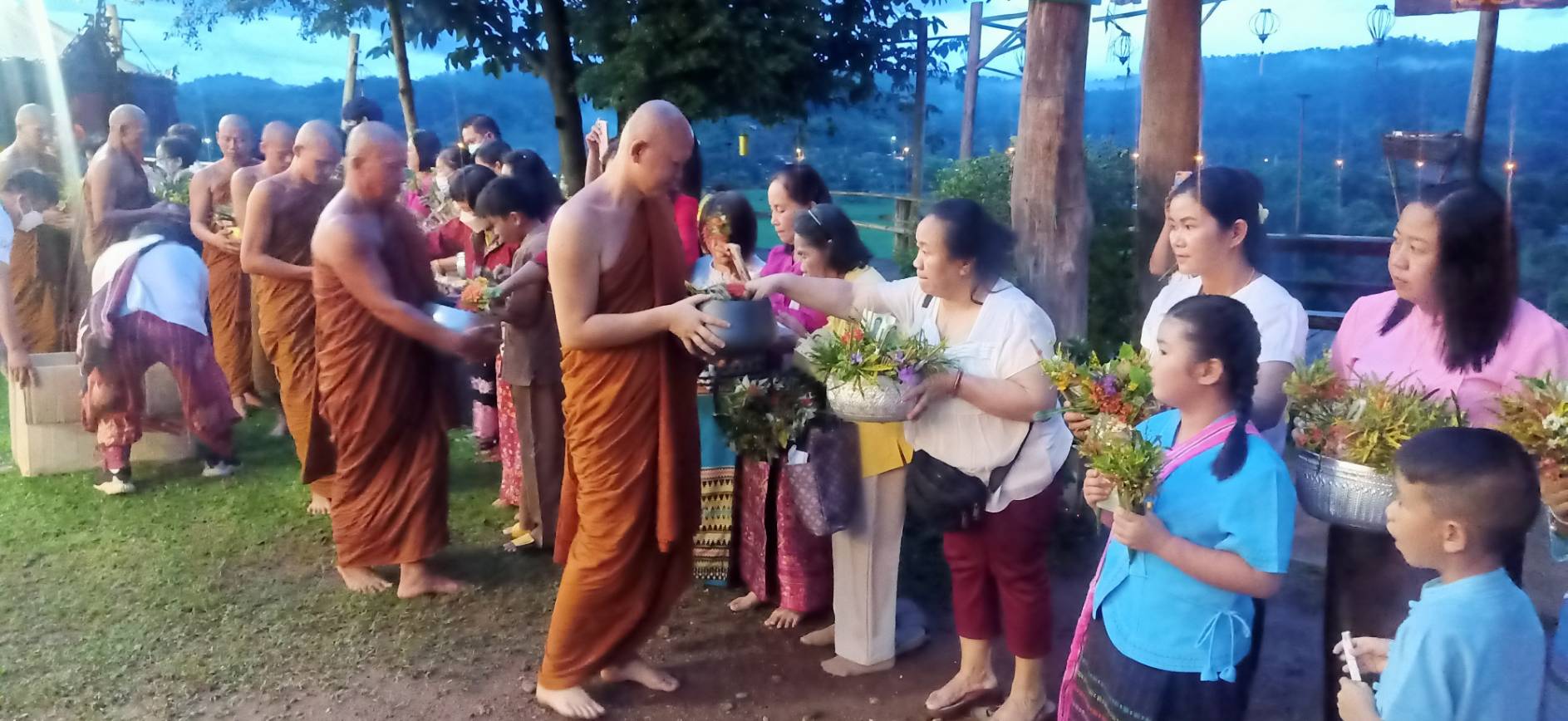 ตักบาตรดอกไม้สด วันเข้าพรรษาวัดภูสมะ