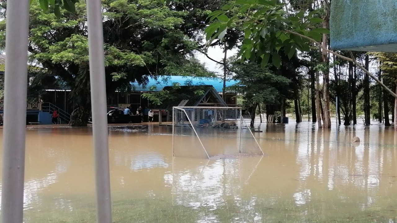 ฝนตกต่อเนื่องเป็นวันที่ 2 ส่งผลน้ำป่าไหลหลากท่วมบ้านเรือน โรงเรียน ถนน และสวนผลไม้ในพื้นที่อำเภอขลุง จ.จันทบุรี