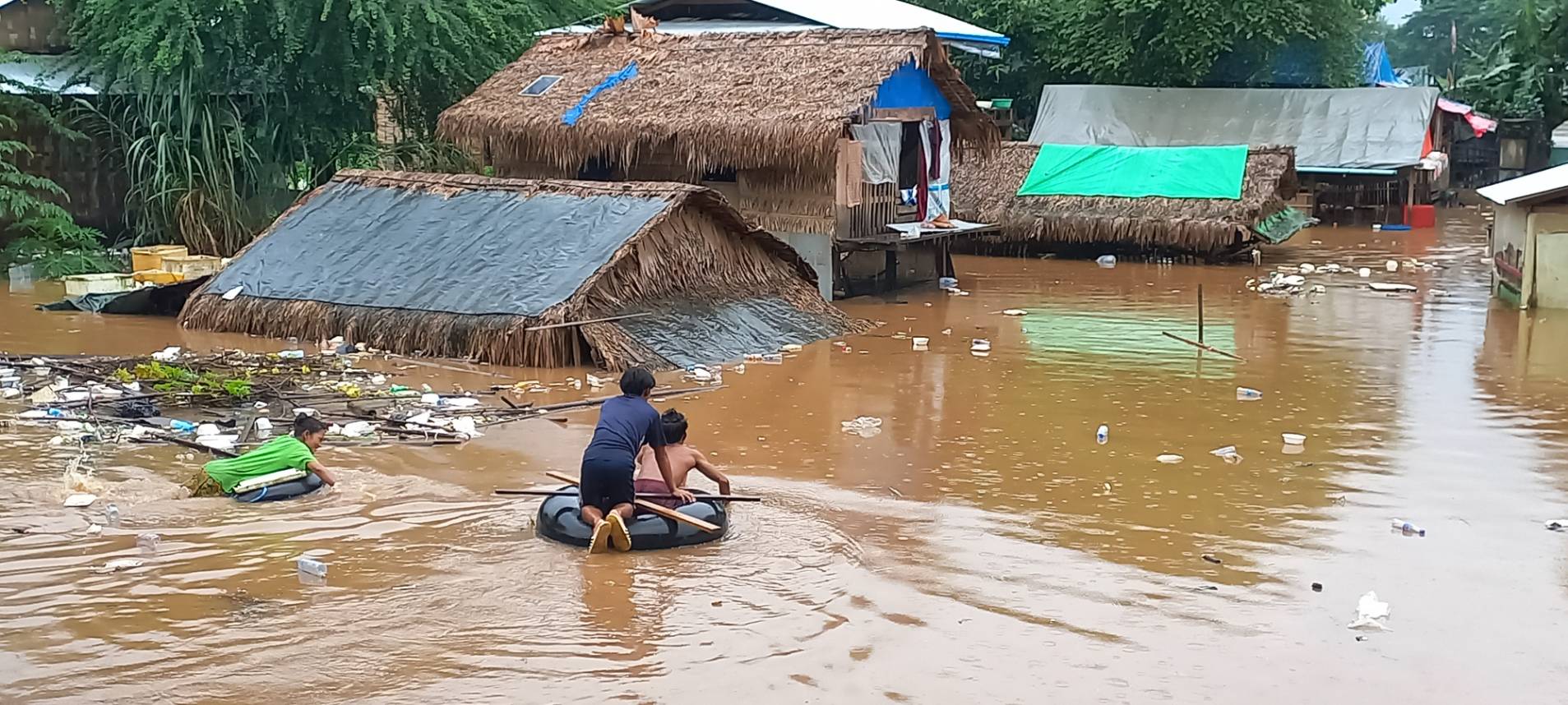 หนีตายอลหม่าน! "แม่น้ำเมย" น้ำสูงทะลักท่วม "เกาะกลางโนแมนแลนด์" มิดหลังคา